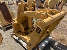 CAT GRADER FRONT BLADE LIFTS - picture0' - Click to enlarge