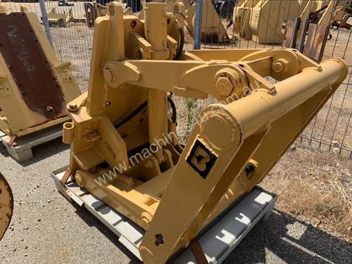 CAT GRADER FRONT BLADE LIFTS