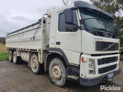 caption 2004 Volvo FM380