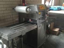 YANG Automatic in-line tray sealer model EXPRESS XL VAC 60 with MAP capability  - picture0' - Click to enlarge