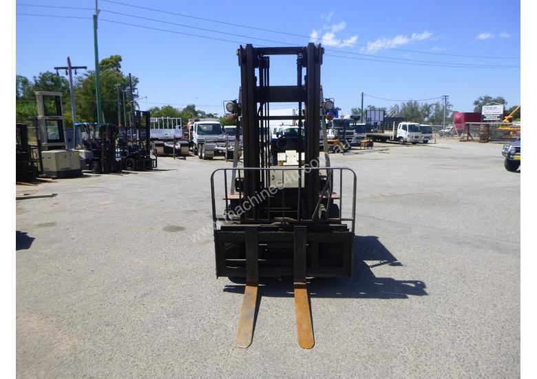 caption Nissan BGF03404U 4.5 Tonne LPG Forklift