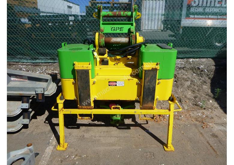caption GPE PL1500 Vacuum Pipe Lifting Excavator Attachment