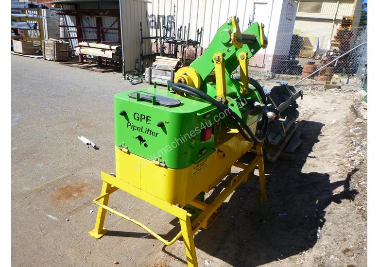 caption GPE PL1500 Vacuum Pipe Lifting Excavator Attachment