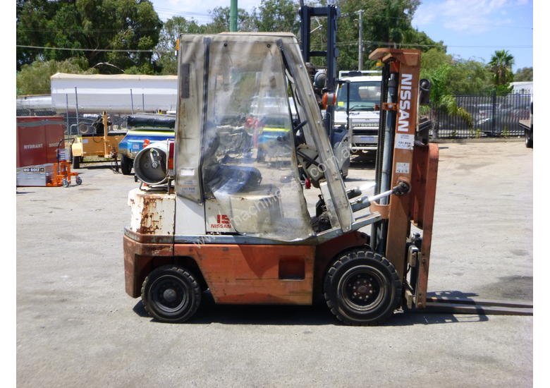 caption 1992 Nissan H01A18U 1.5 Tonne Container Mast LPG Forklift