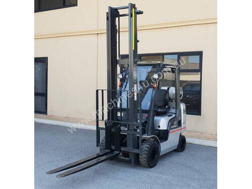 Nissan 2500kg LPG Forklift with 5000mm Two Stage Mast