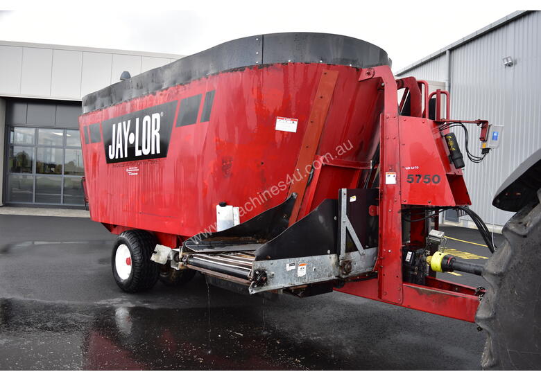 Used 2015 jaylor 2015 Jaylor 5750 Mixer Wagon Feed Mixer Wagon in