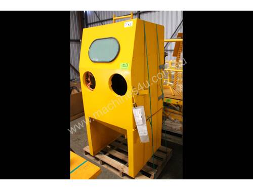 Sand Blasting Cabinet and Reclaimer