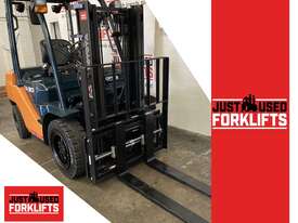TOYOTA 62-8FD30 32886 DIESEL 3 TON 3000 KG CAPACITY FORKLIFT 2 STAGE MAST. - picture2' - Click to enlarge