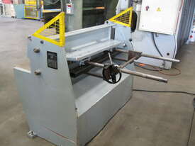 Used 1250mm x 3mm Electro Guillotine - picture2' - Click to enlarge