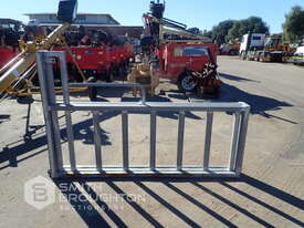 CATTLE SLIDING GATE - picture0' - Click to enlarge