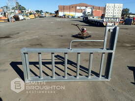 CATTLE SLIDING GATE - picture2' - Click to enlarge