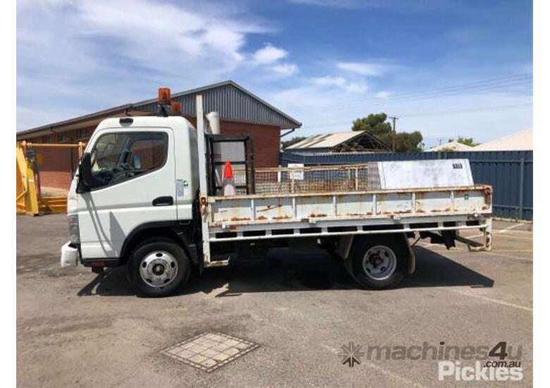 caption 2009 Mitsubishi Canter 7/800