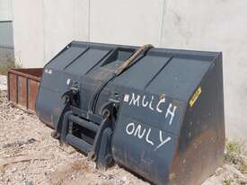 5 Cubic meter Quick hitch Bucket - picture0' - Click to enlarge