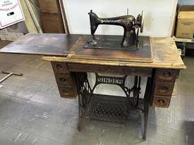 SINGER SEWING MACHINE IN ORIGINAL TABLE - picture0' - Click to enlarge