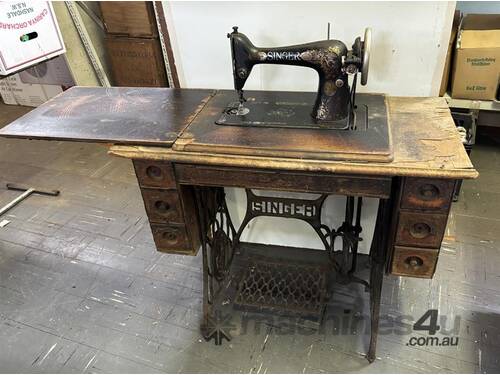 SINGER SEWING MACHINE IN ORIGINAL TABLE