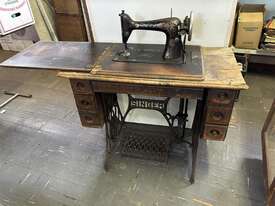 SINGER SEWING MACHINE IN ORIGINAL TABLE - picture0' - Click to enlarge