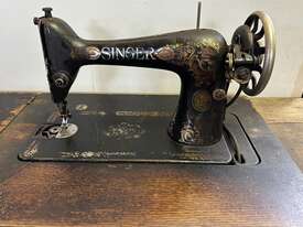 SINGER SEWING MACHINE IN ORIGINAL TABLE - picture1' - Click to enlarge