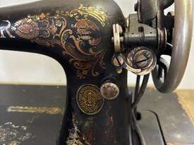 SINGER SEWING MACHINE IN ORIGINAL TABLE - picture2' - Click to enlarge