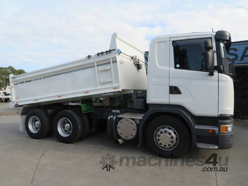 caption 2017 Scania G440 Tipper – 440hp, Low Kms, New Body & Tarp for Heavy-Duty Hauling!