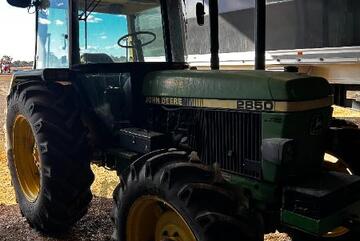 John Deere   2850 tractor