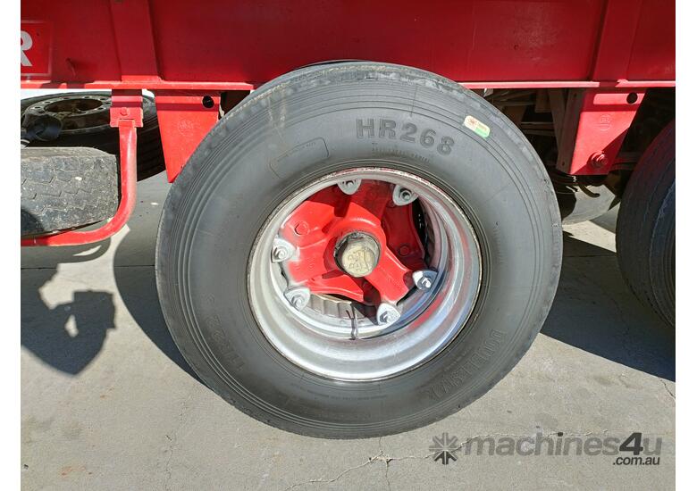 caption 1992 Barker Heavy Duty Tri-Axle Flatbed Trailer