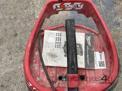 caption 1x Milwaukee Heavy Duty Vacuum Cleaner