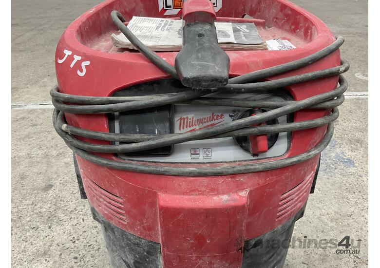 caption 1x Milwaukee Heavy Duty Vacuum Cleaner