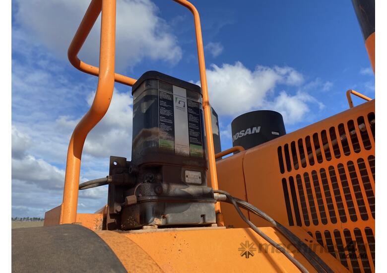 caption 2018 Doosan DL420 Articulated Wheel Loader