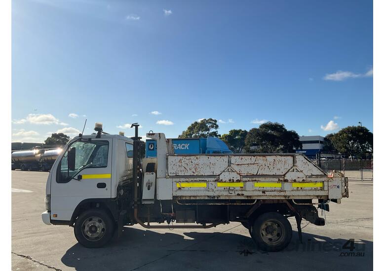 caption 2007 Isuzu NPR Tipper