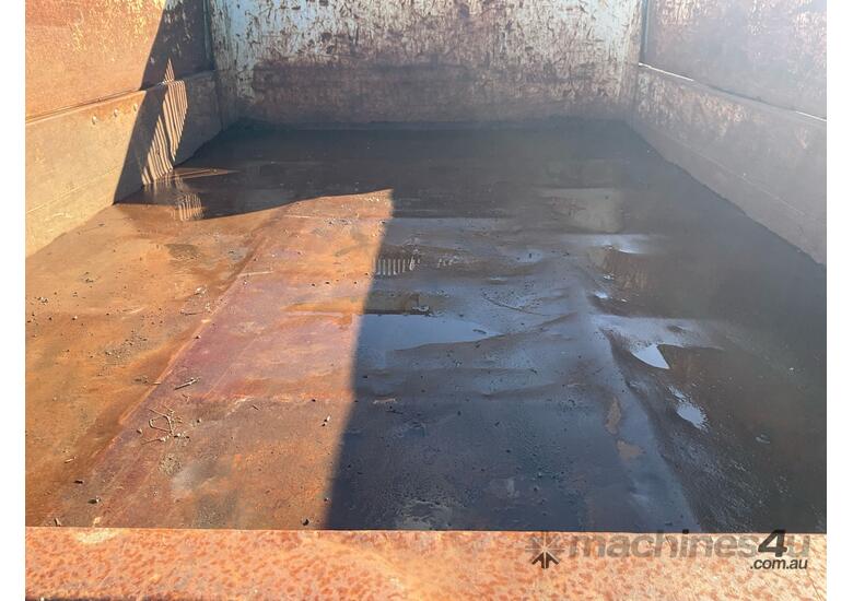 caption 2007 Isuzu NPR Tipper