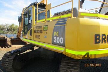 Komatsu PC300-8 Excavator Steel Tracked - 30 to 34 tonne for  