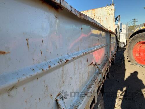 caption 2010 Isuzu FVZ Tipper