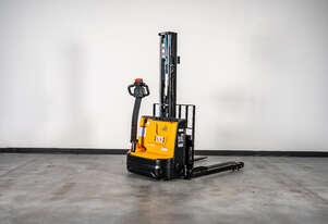 BIG JOE S26 Electric Straddle Stacker
