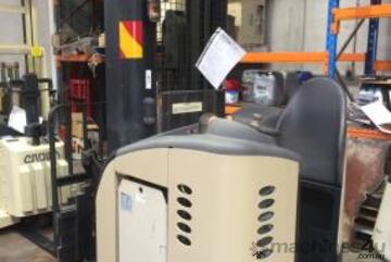 CROWN RR5000 STAND UP REACH LIFT TRUCK