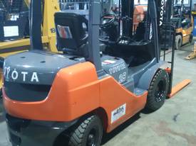  HYSTER / NISSAN TOYOTA 8 SERIES DIESEL 2.5 TON T  - picture1' - Click to enlarge
