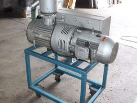 Vacuum pump 7.5kW MTE25 WEG on stand castors - picture1' - Click to enlarge