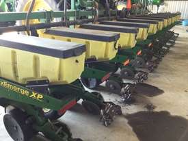 John Deere 1700 Planters Seeding/Planting Equip - picture1' - Click to enlarge