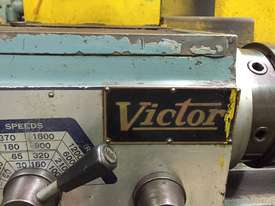 Used Victor Centre Lathe 400x1000 - picture0' - Click to enlarge