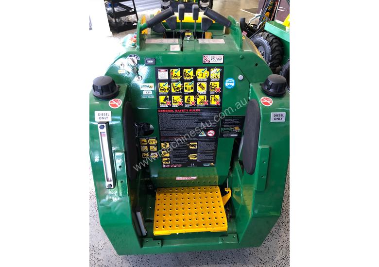 caption Used DL825 Kanga Loader with 4 in 1 bucket