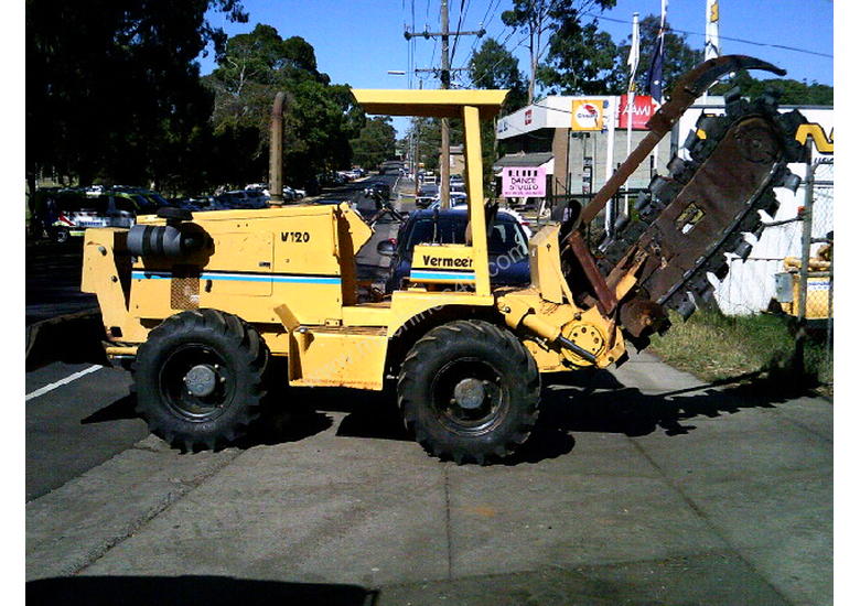 caption V120 vermeer trencher 1678 hrs , New chain and teeth fitted