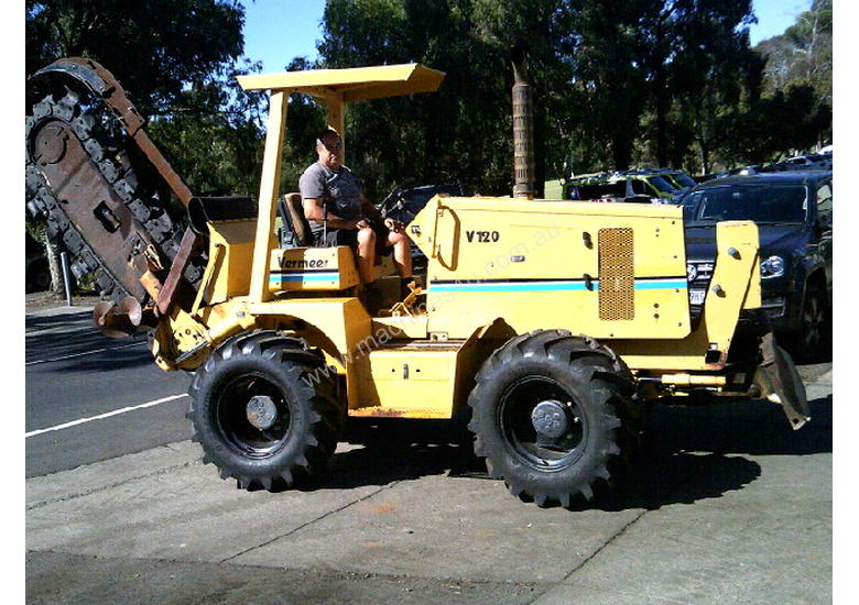 caption V120 vermeer trencher 1678 hrs , New chain and teeth fitted