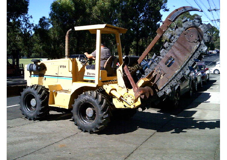 caption V120 vermeer trencher 1678 hrs , New chain and teeth fitted