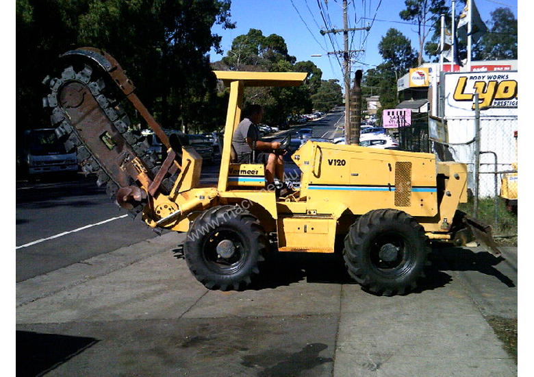 caption V120 vermeer trencher 1678 hrs , New chain and teeth fitted