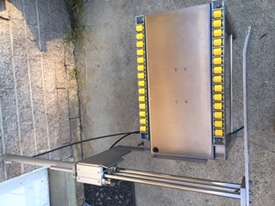 Stainless box lifter/pusher, 90° transporter pneumatic - picture2' - Click to enlarge