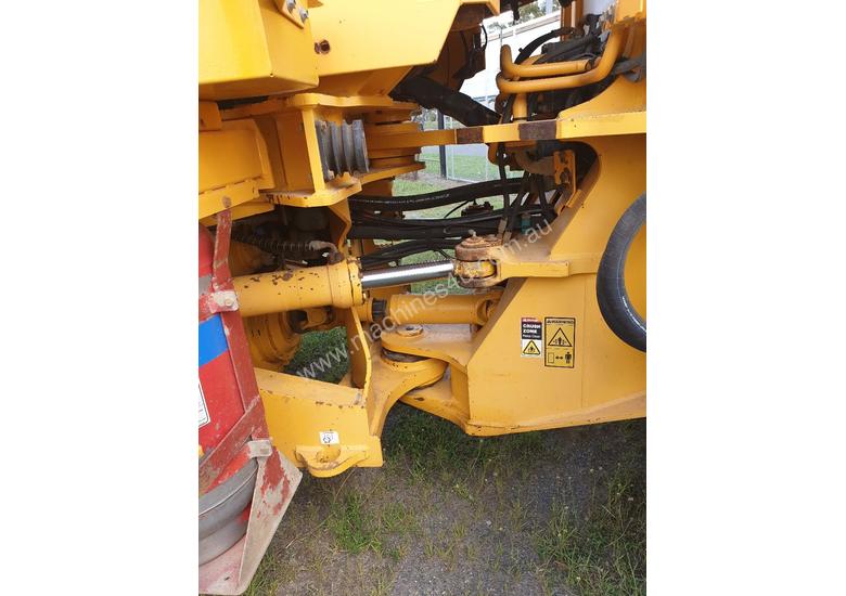 caption 2007 Volvo L220E