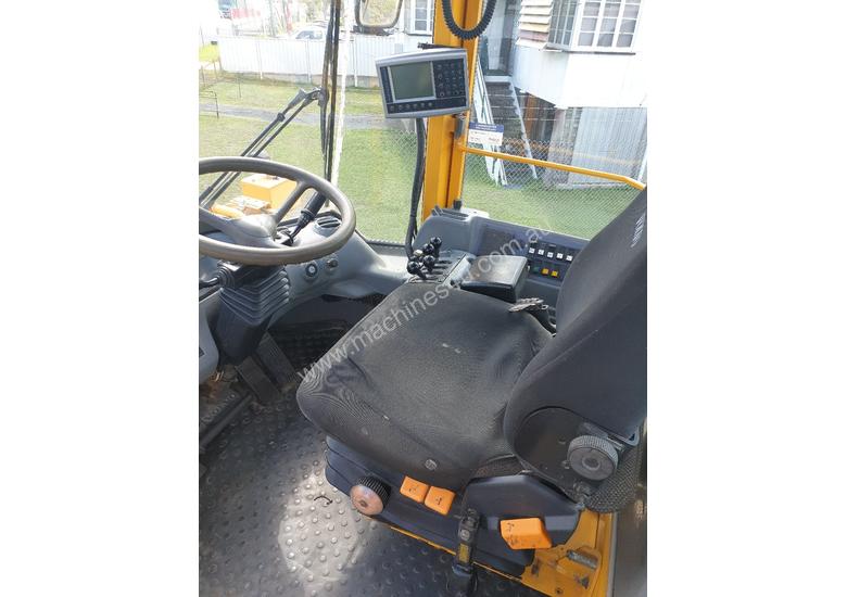 caption 2007 Volvo L220E