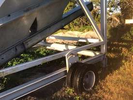 large hopper with auger - picture0' - Click to enlarge