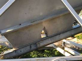 large hopper with auger - picture1' - Click to enlarge