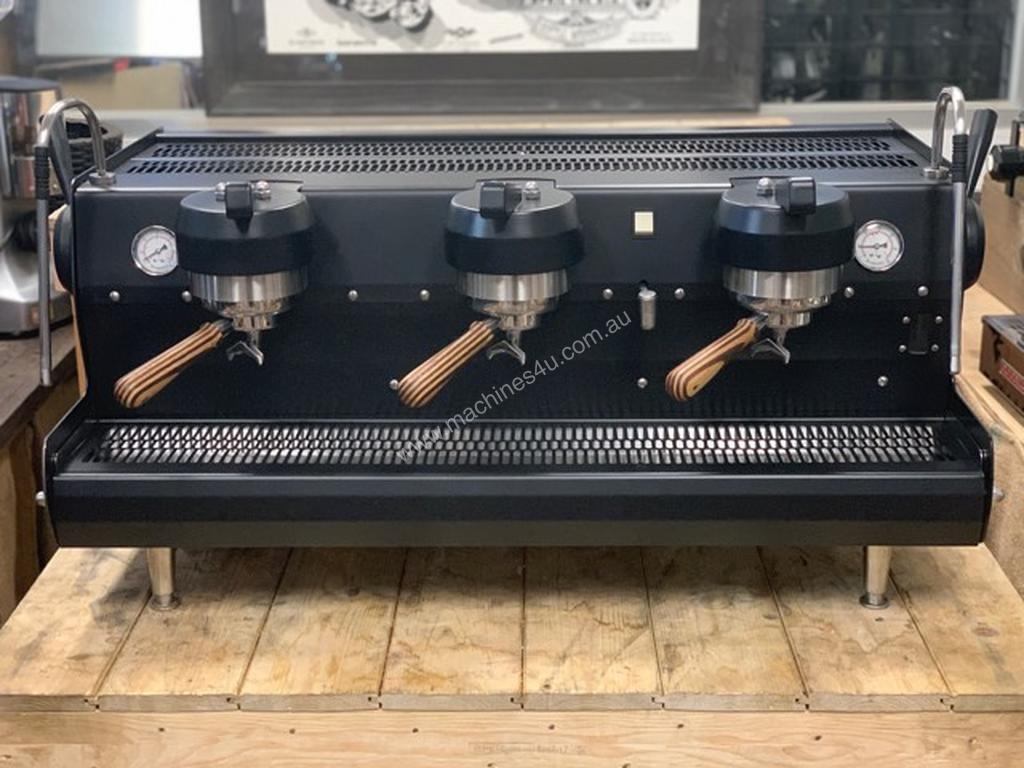 Used Synesso SYNESSO CYNCRA 3 GROUP CUSTOM BLACK BODY ESPRESSO COFFEE