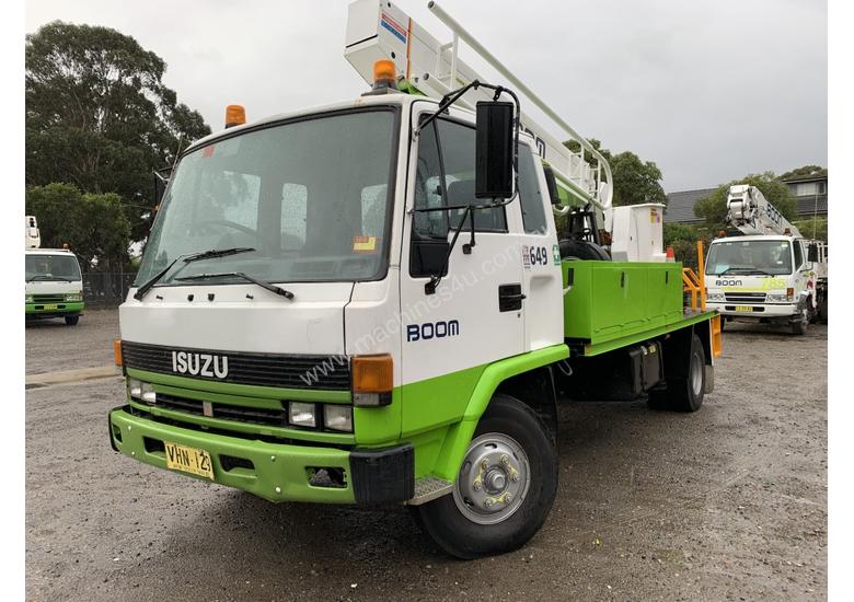 caption 1996 ISUZU FSR 500 Travel Tower Truck